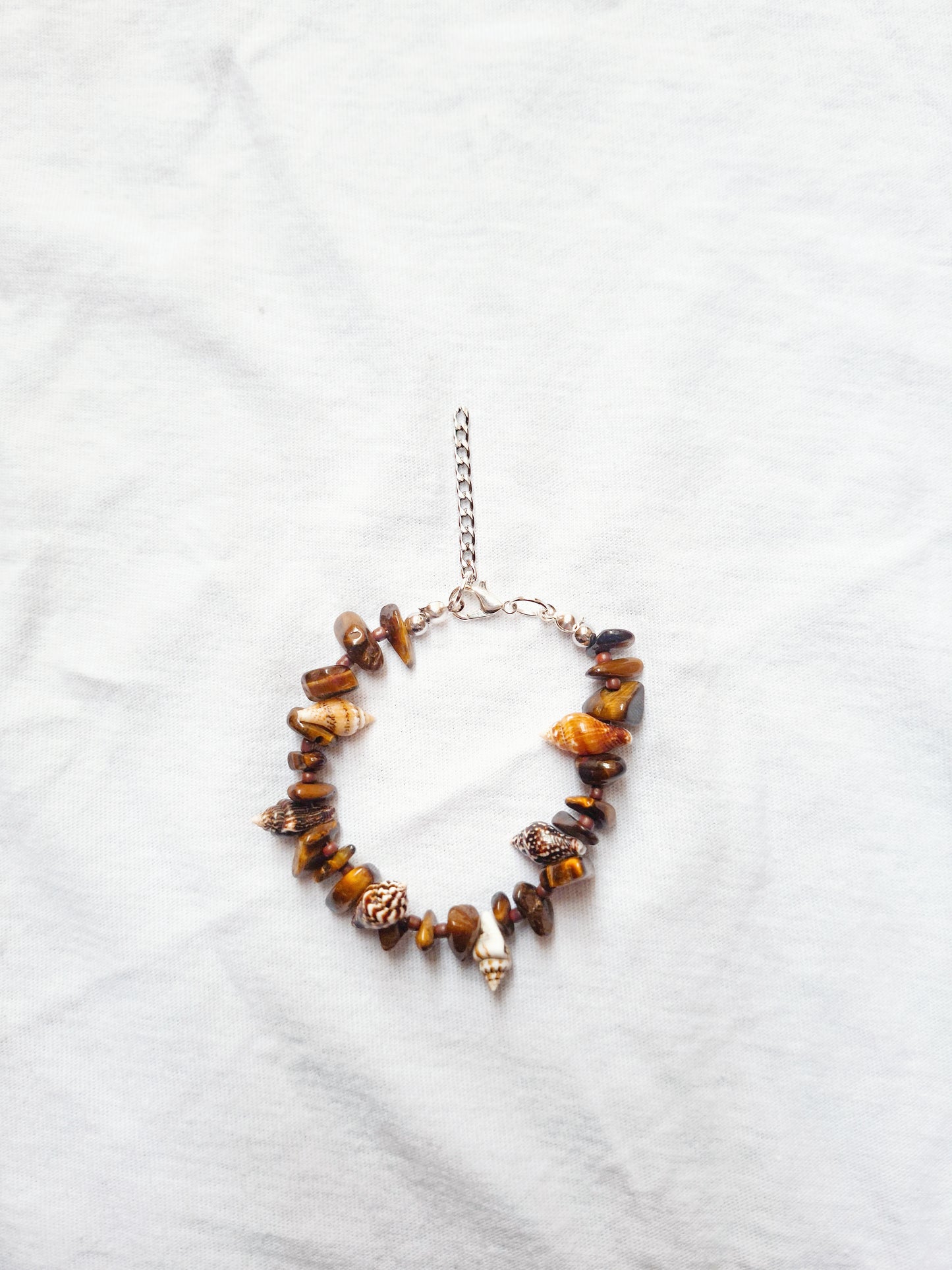 Pulsera ojo de tigre y conchas