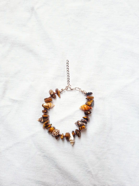 Pulsera ojo de tigre y conchas