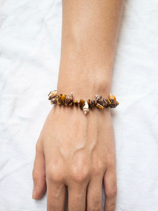 Pulsera ojo de tigre y conchas